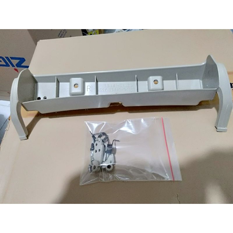 breket tutup laci innova 2004/ 2005 original