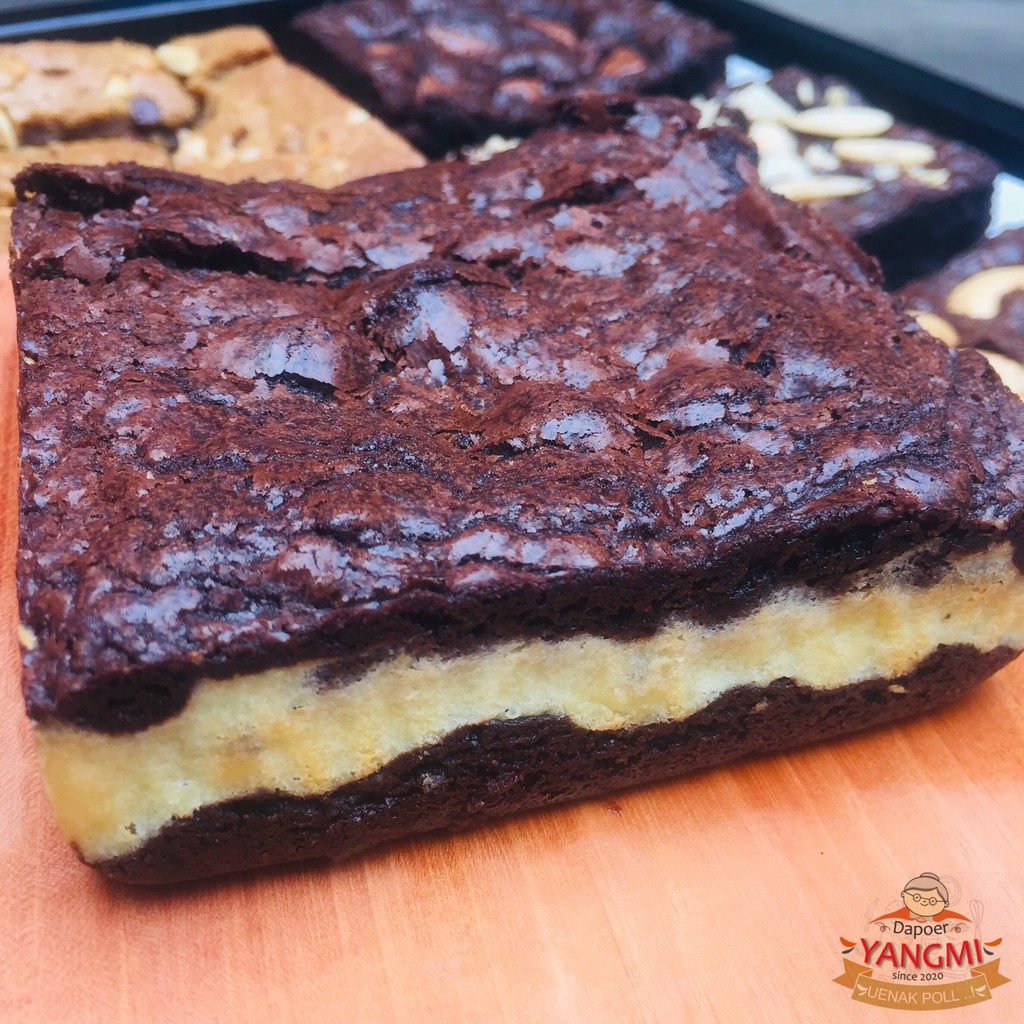 

Fudgy Brownies/ Brownies Panggang/ Brownies Premium Topping Almond, Cream Cheese, Brookie, Mede, Mix