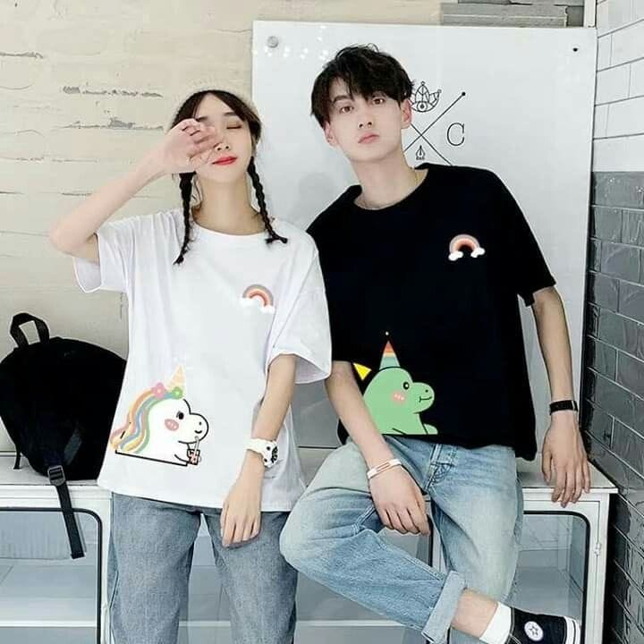 MYSTIQUE.ID-BAJU KAOS COUPLE DINO PELANGI  T-SHIRT LUCU DAN AESTHETIC