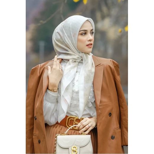 Jual Hijab Buttonscarves Iseltwald Snow - Iseltwald Series. | Shopee ...