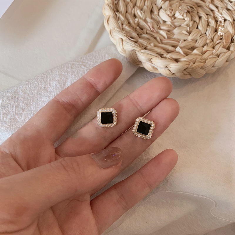 Retro Square pearl stud anting-anting sederhana kecil wanita gaya dingin anti alergi baru anggun ant