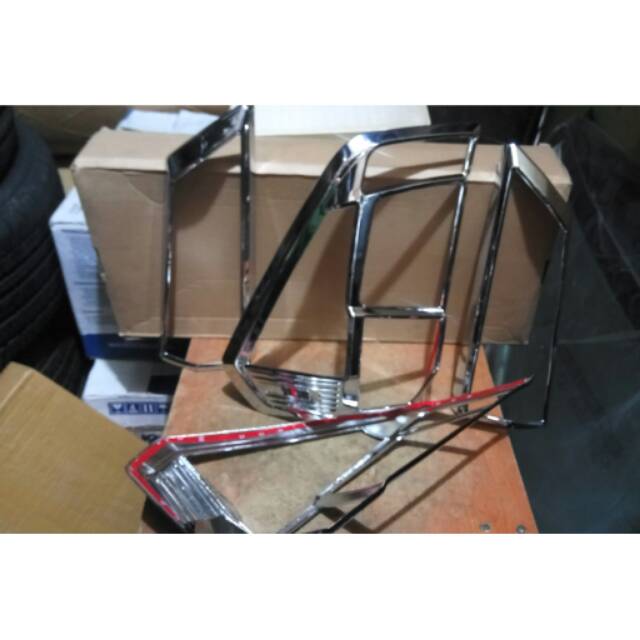 Garnis List Lampu Belakang Cayla Sigra