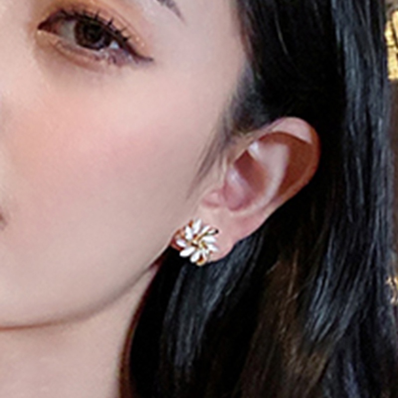 Anting Stud Desain Bunga Kristal Mutiara Bahan Alloy Gaya Korea Klasik Untuk Wanita