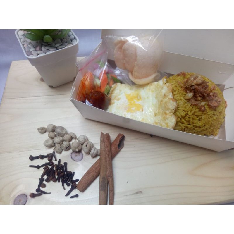 

nasi kebuli telur ceplok atau dadar