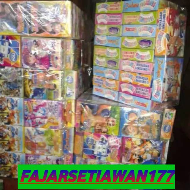 Kotak kado berhadiah uang tunai dan mainan