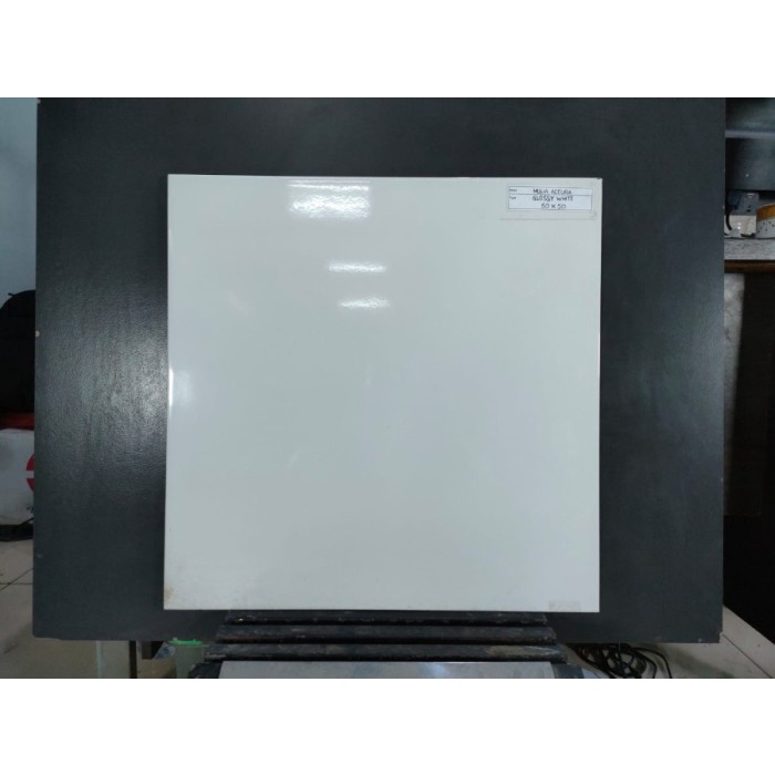 KERAMIK LANTAI ACCURA 50X50 CM GLOSSY WHITE / PUTIH KILAP GRADE A