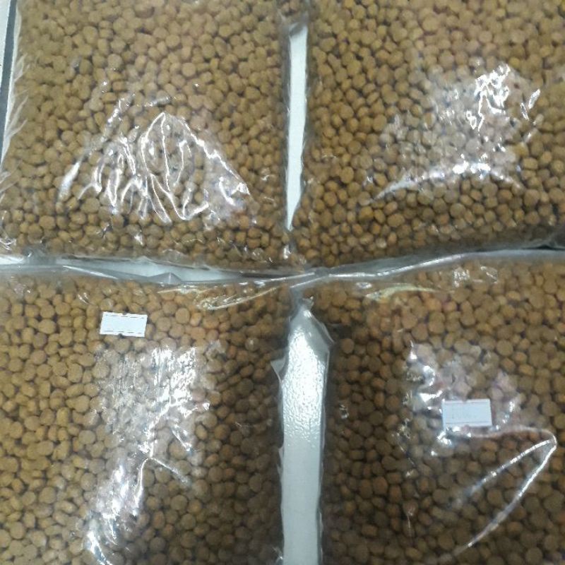 Makanan kucing maxi .