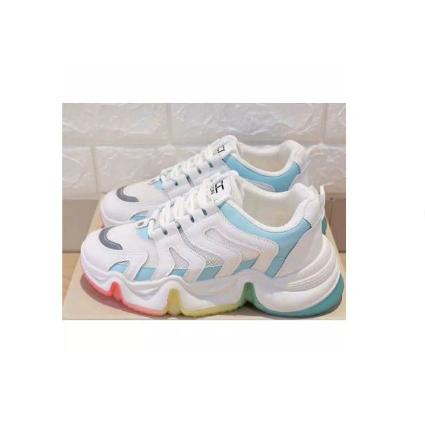 sepatu sneakers wanita