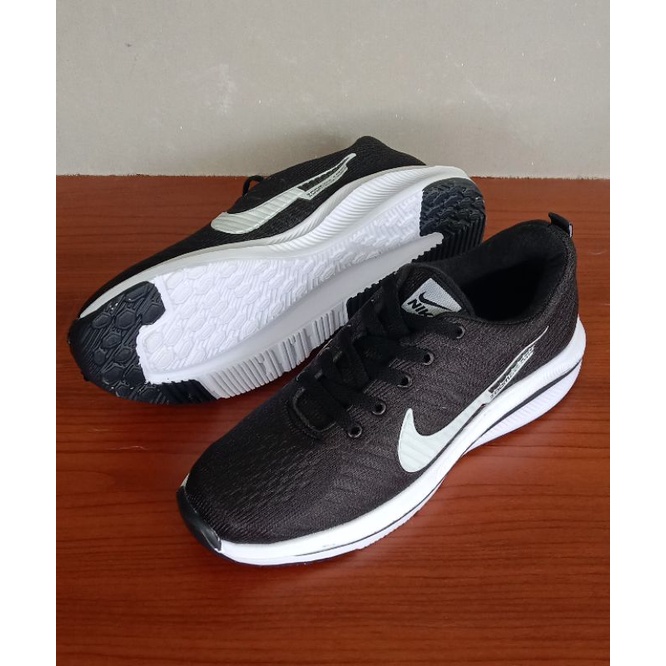 sepatu sneakers nike zoom black white sneakers nike zoom hitam putih