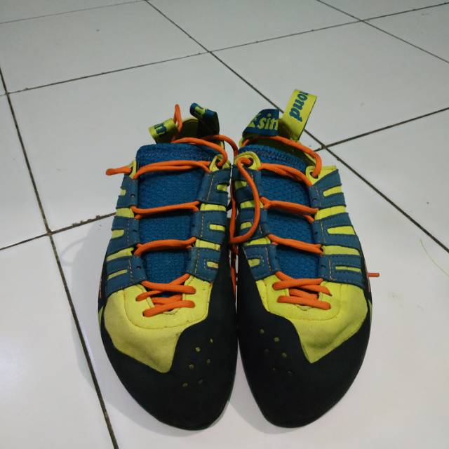Sepatu panjat tebing simond