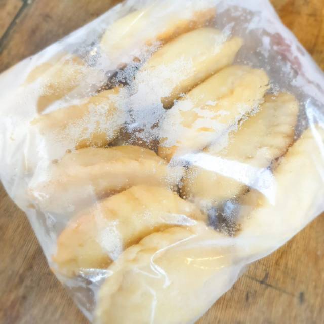 

Panada beku (goreng setengah matang) dan matang isi 1 pak 10 pcs