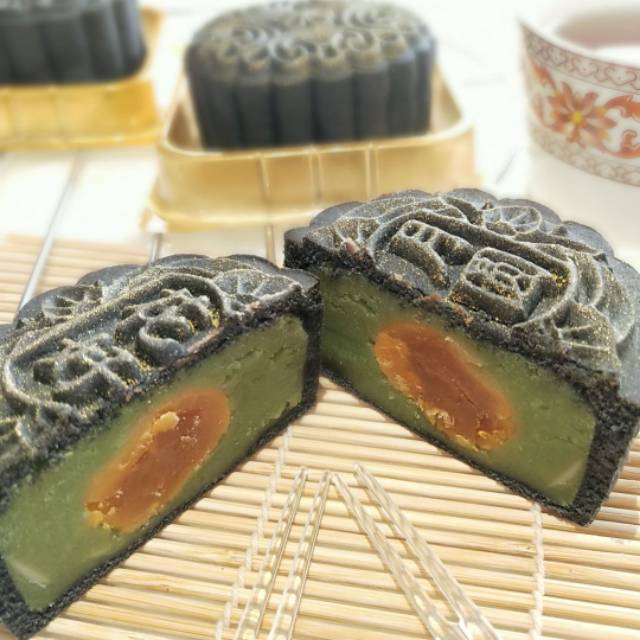 

Mooncake charcoal pandan telur 125gr 1 kotak isi 4pc pakai gula asli dan minyak sayur