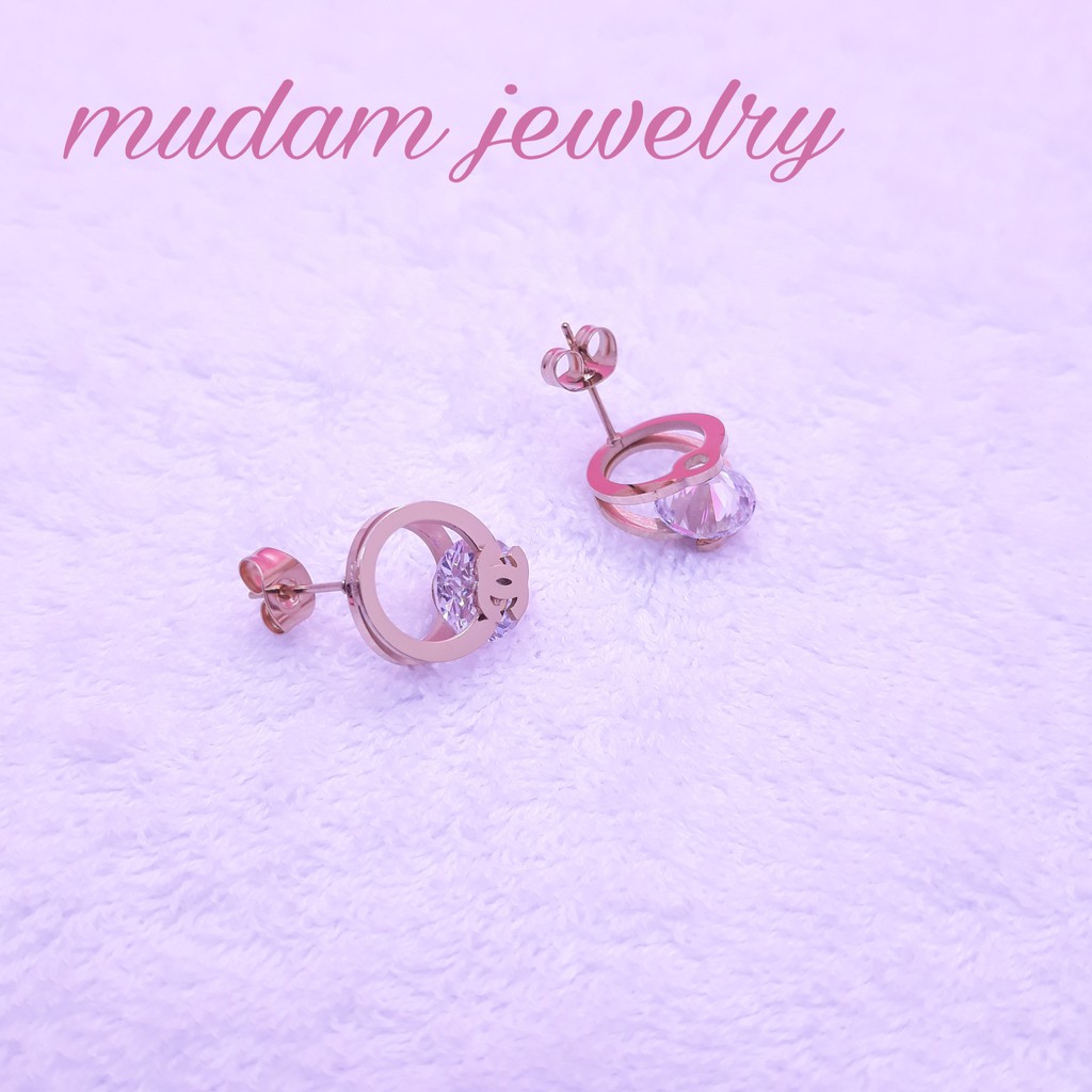 Anting Titanium Ch4nl Dengan Kristal Rose Gold