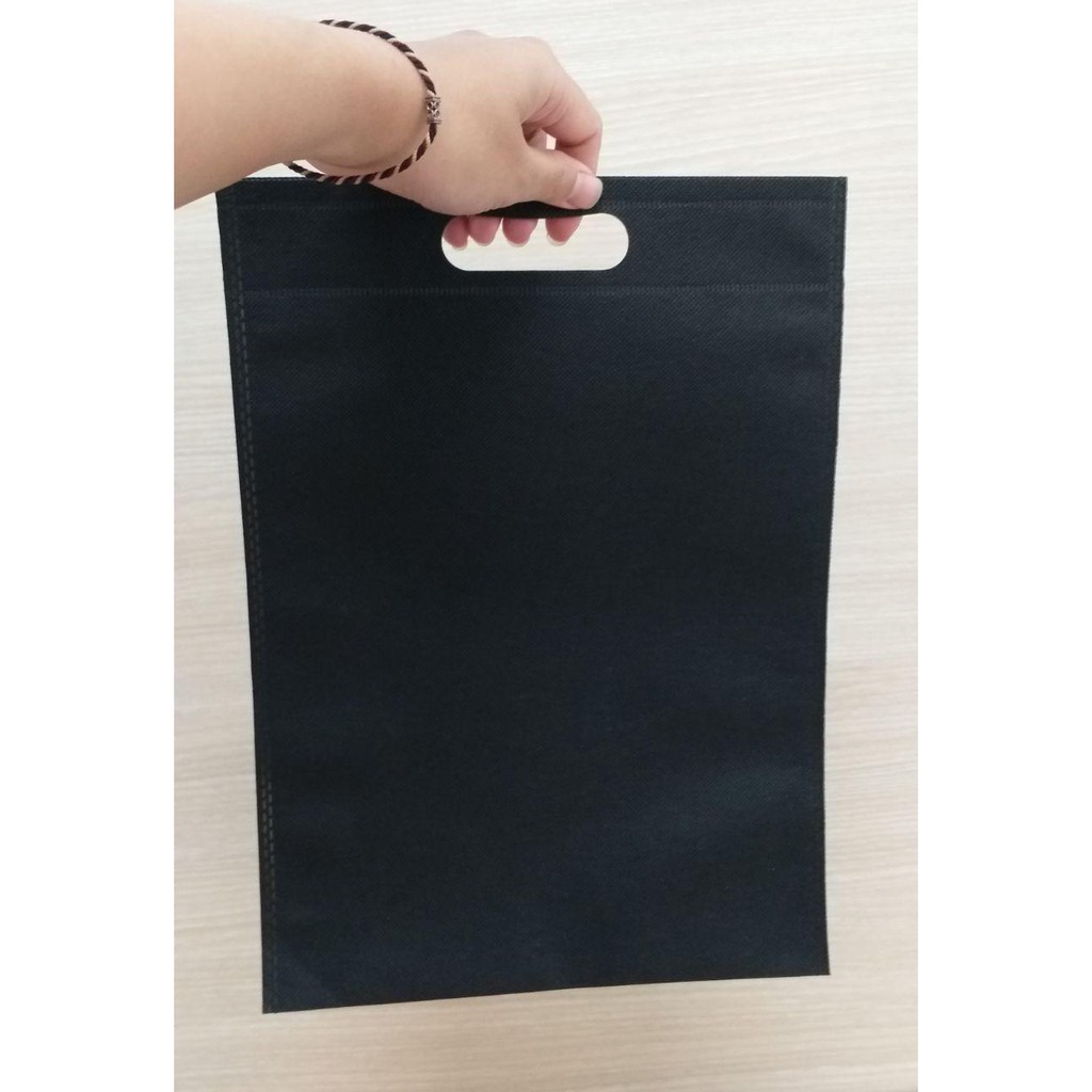 

GOODIE BAG PALING MURAH / SPUNBOND OVAL 25X35 / Tas Belanja MURAH / Tas Souvenir (Warna Hitam)