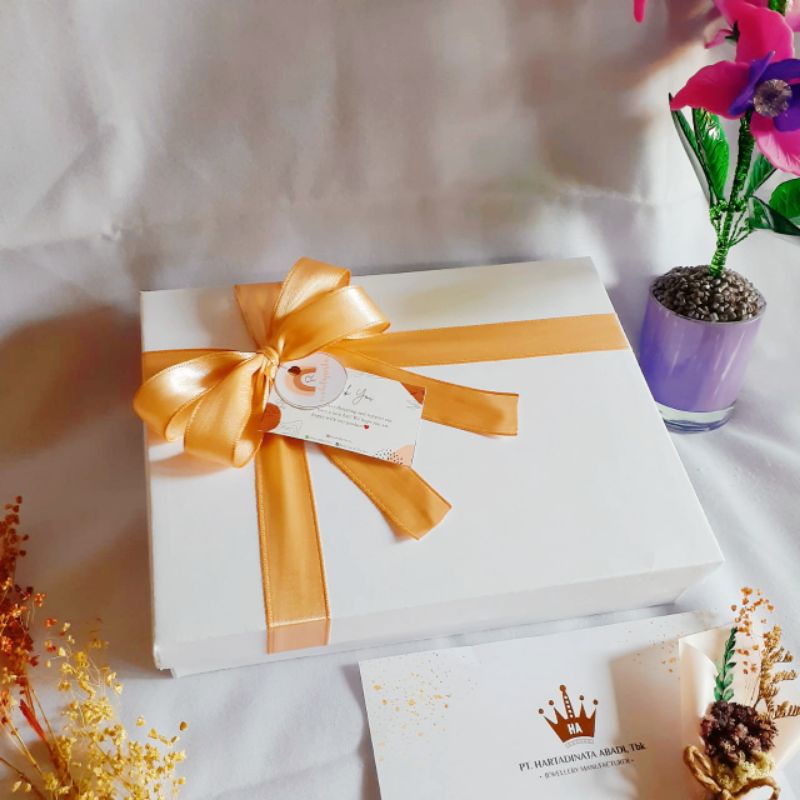 

HardBox Packaging | Kotak Kado Sedang | Box Kado Esthetic
