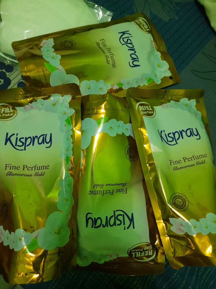 Kispray Pelicin Pakaian Fine Perfume Glamorous Gold 300ml<br />