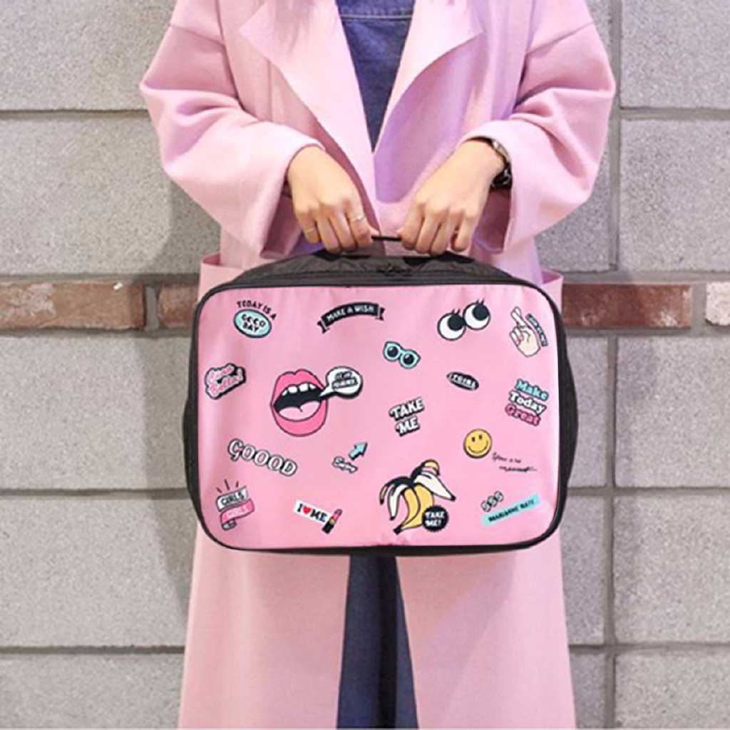 Tas Travel Model Tote Dengan Bahan Nilon Dan Gambar Kartun Warna Pink