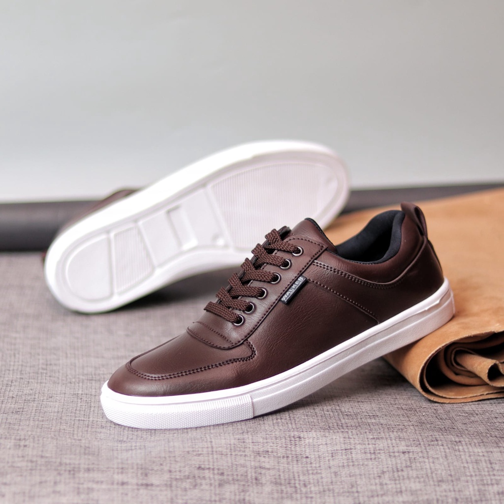 MOLK Sepatu Casual Sneakers Hitam Tali Original Branded Simple Gaya Footwear