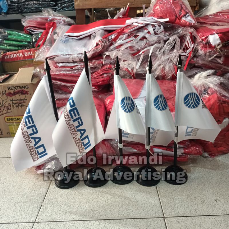 

Tiang Bendera Meja Kayu dan Bendera Meja Logo Peradi Terbaru Ready Stock Berkualitas