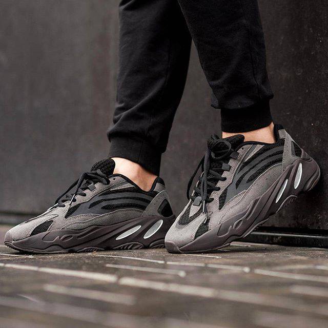 adidas yeezy 700 v2 triple black