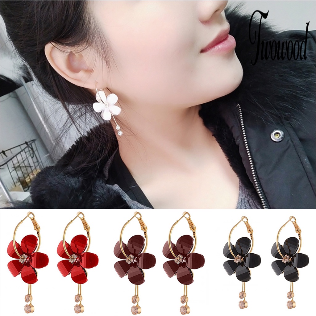 1 Pasang Anting Bentuk Bunga Aksen Berlian Imitasi Bahan Alloy Untuk Wanita