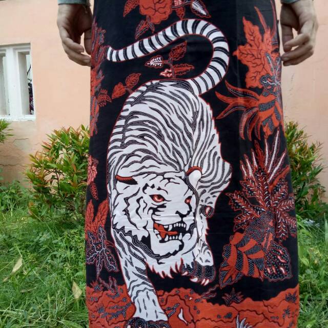 Sarung macan merah putih