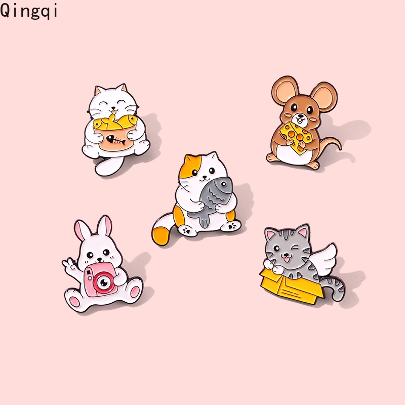 Bros Pin Enamel Bentuk Kartun Kucing / Kelinci / Tikus / Ikan Untuk Aksesoris Tas / Kemeja