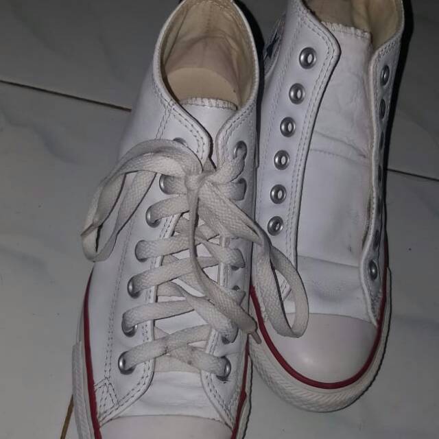 Sepatu converse putih