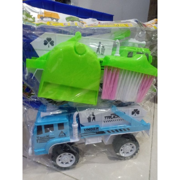 Mainan Mobil Truk Bak Sampah Jumbo dan 2pcs Perlengkapan Kebersihan AK 18