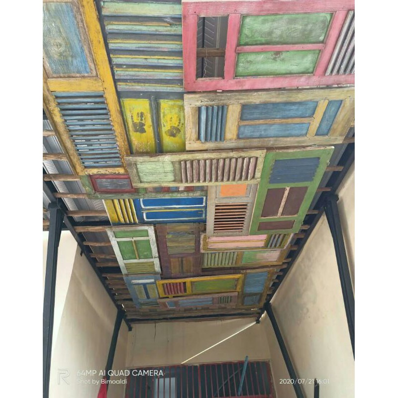 jendela kuno Antik dan kursi warung