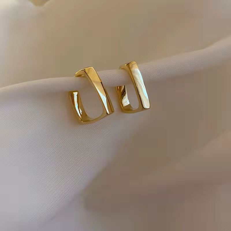 Anting Tusuk Bentuk Kotak Bahan Metal Lapis Emas 14K Gaya Retro