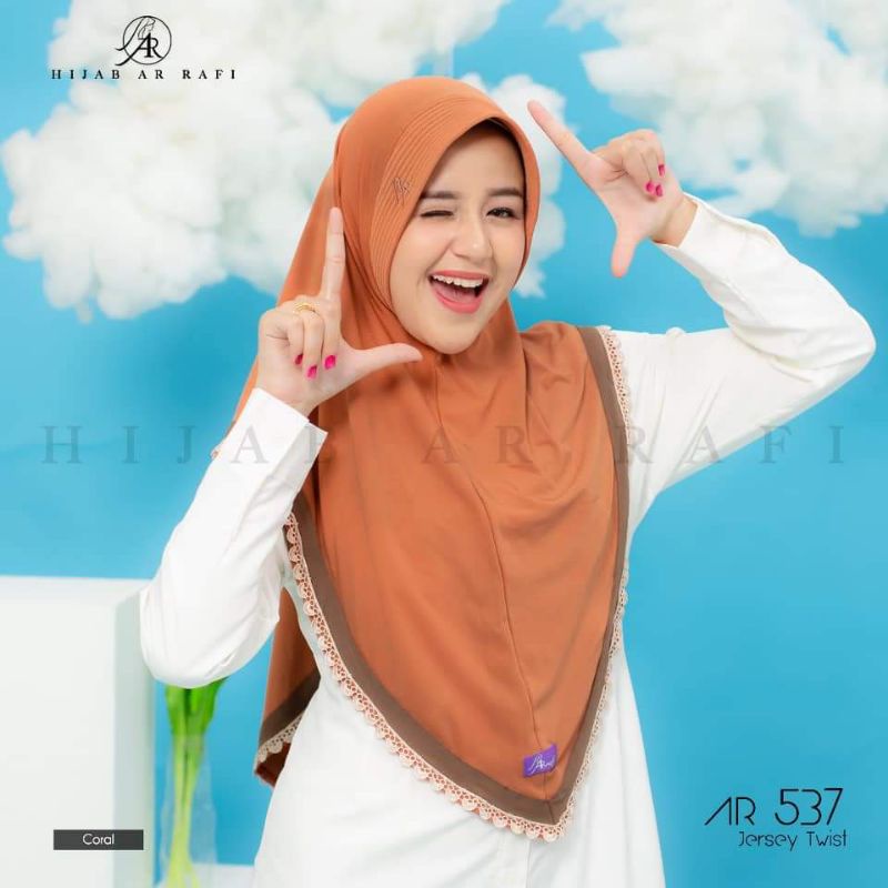Terbaru ✔️COD ✔️ Jilbab Instan by Arrafi Hijab AR 537 Jilbab instan aksen renda tepi-coral