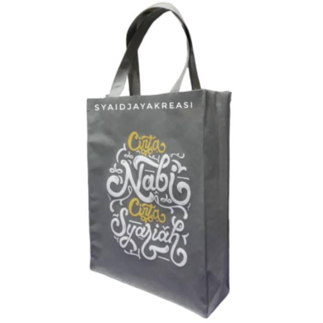 

Goodie Bag jahit sablon cinta nabi cinta Syariah uk.30x40x10 cm sablon 2 warna 1 sisi