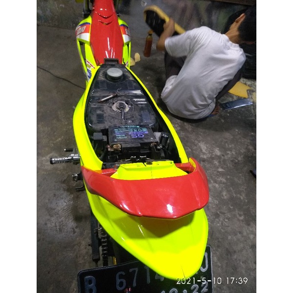 

stiker Skotlet warna kuning stabilo glossy ,, lebar atau tinggi stikernya 45cm