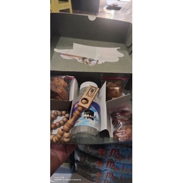 

PAKET (kurma, kismis,kcg Almond, tasbih, botol zam-zam,dus paket)