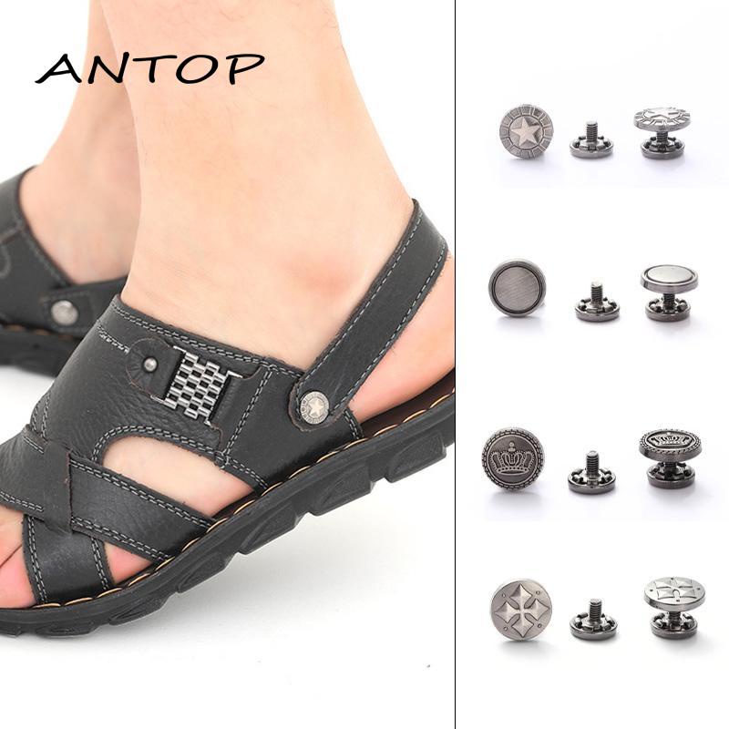 Sandal Selop Pria Bahan Metal Aksen Rivet Adjustable Dapat Dilepas