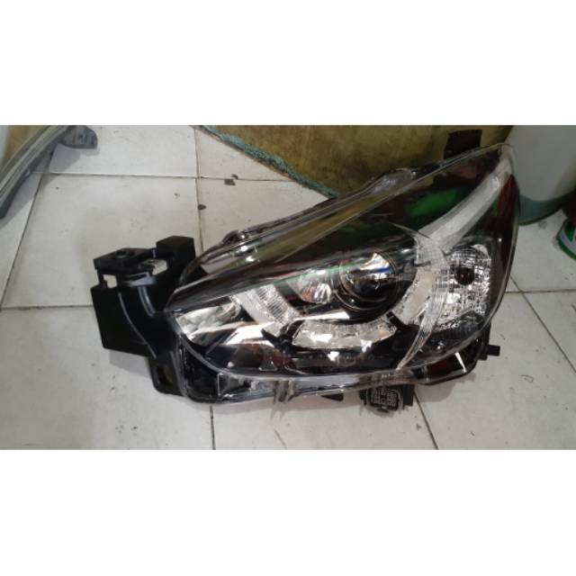 Head lamp mazda  2sky aktif kiri SECOND original