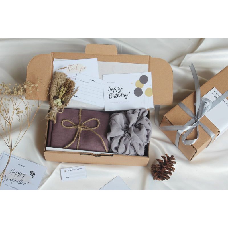

Gift Set 6/ Hampers Hijab/ Kerudung/ Jilbab/ Gift Box/ Kado Wisuda Ultah/ Mini Buket/ Hampers lebaran
