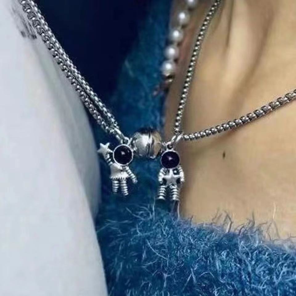 Magnetic pasangan kalung pria dan wanita satu pasang spaceman suction liontin TikTok gaya yang sama