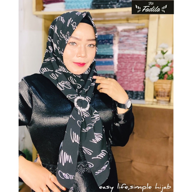 Hijab Hoodie Motif Tulisan Hitam