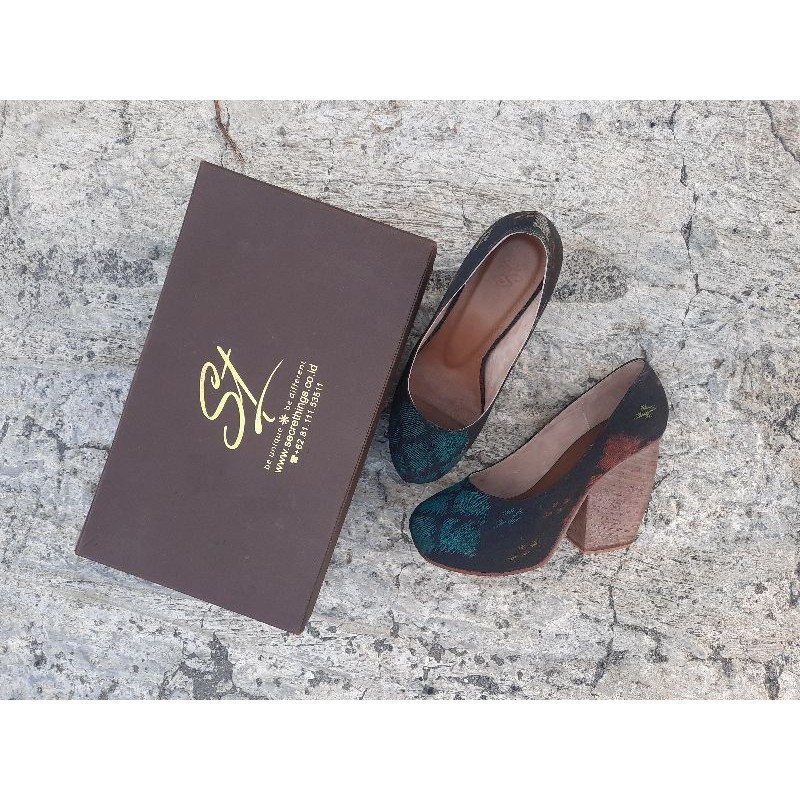 (Preloved) Tenun Chunky Heels Shoes / Sepatu Tenun / Tenun Shoes