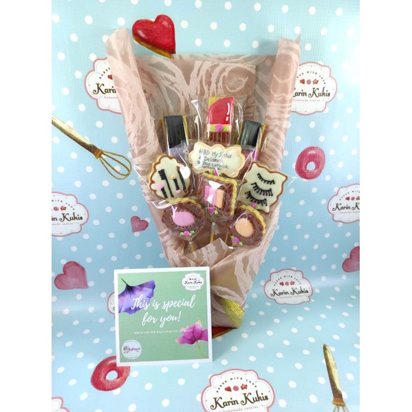 

HAND BUKET KUKIS ULTAH 9 PCS TEMA MAKEUP