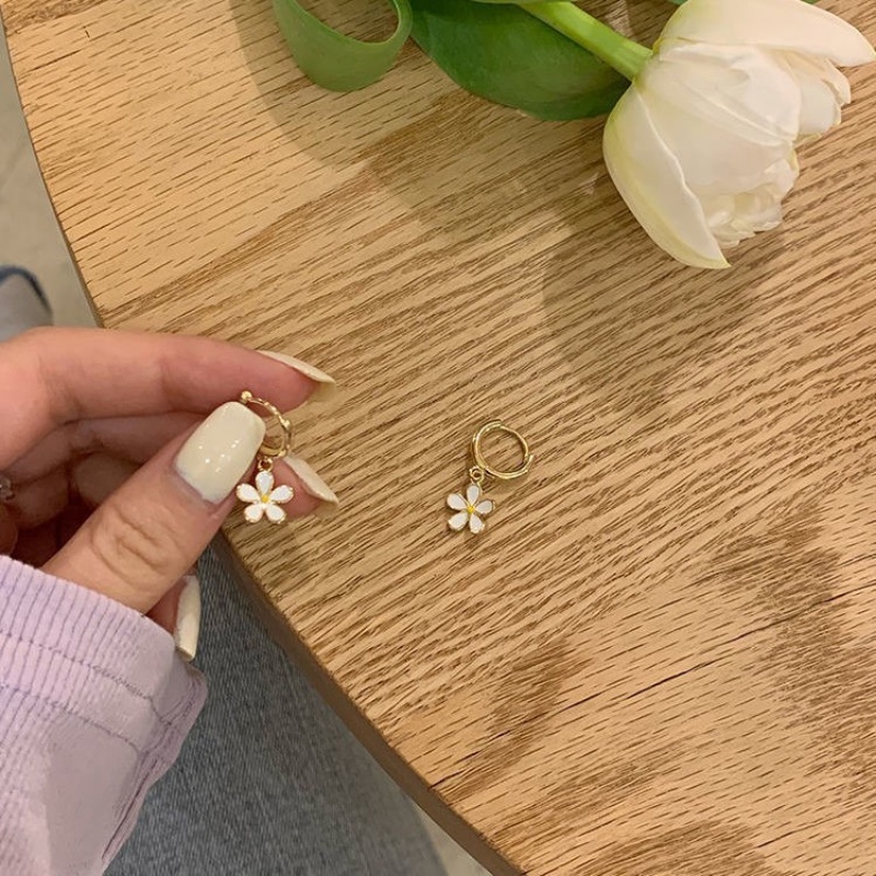 Papaozhu Halus 14 K Emas Little Daisy Hoop Earrings Untuk Wanita Gadis Aesthetic Putih Bunga Menjuntai Anting-Anting Korea Fashion Perhiasan Telinga