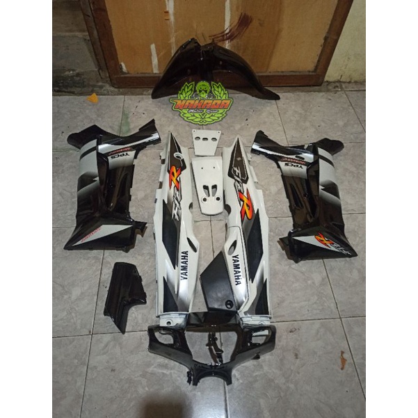 cover body FIZ R F1Z R fizr sporty hitam putih tahun 2001
