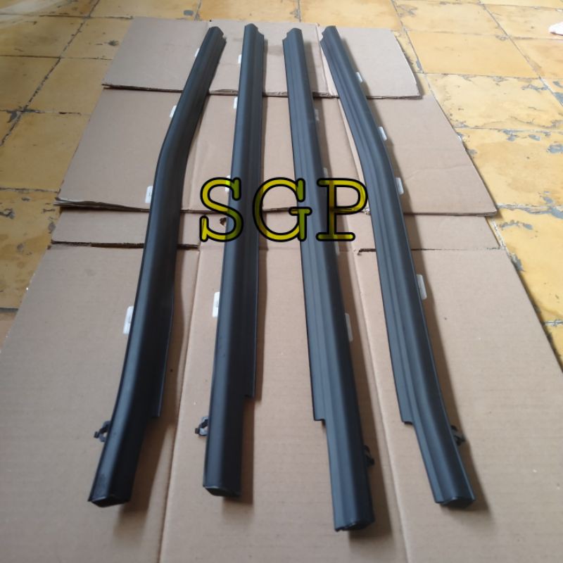 Karet kaca luar Pelipit plipit Mobilio Brv original