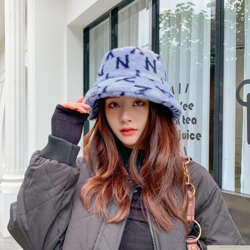 Topi Bucket Motif Tulisan Bahan Plush Wol Domba Tebal Hangat Gaya Retro Korea Untuk Wanita