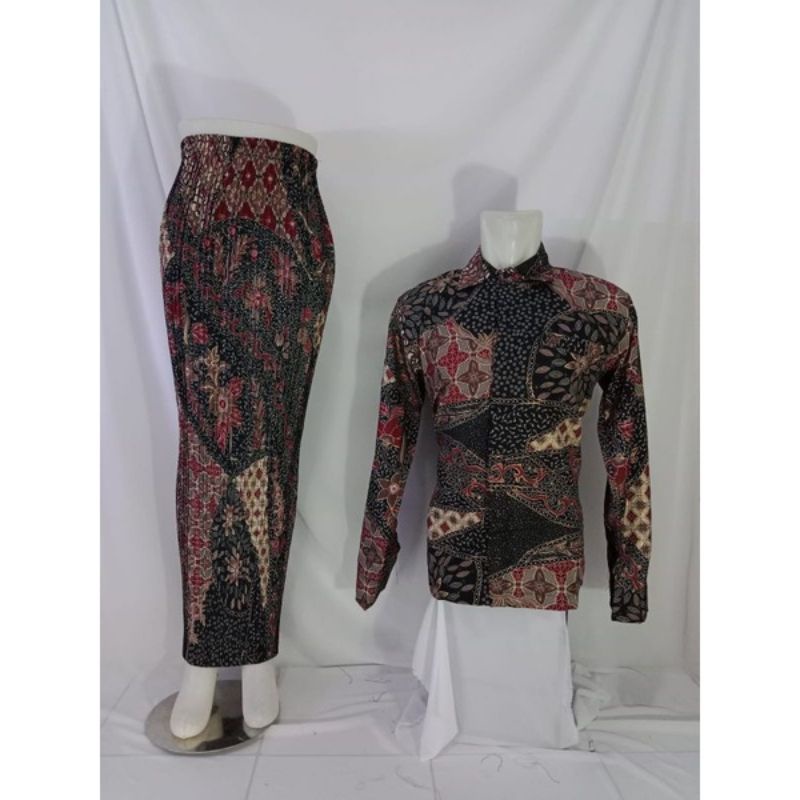Couplan Rok Batik dan Kemeja Lengan Panjang