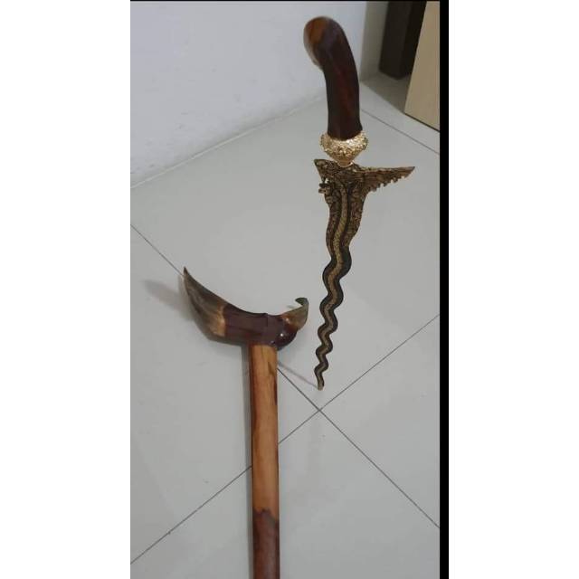 Keris naga kamarogan berdiri