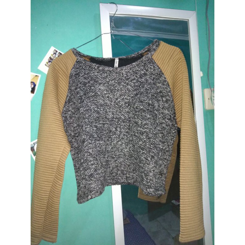 preloved atasan crop wanita number sixtyone