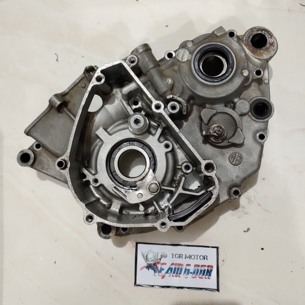 crankes krengkes crankcase krankes kalter blok block tengah mesin holder kiri bagian spul magnet ori